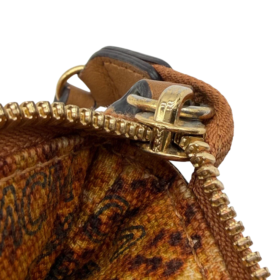 https://cdn.shopify.com/s/files/1/0564/9376/8855/files/MCM_Pochette_visetos_braun_13.webp?v=1781855350