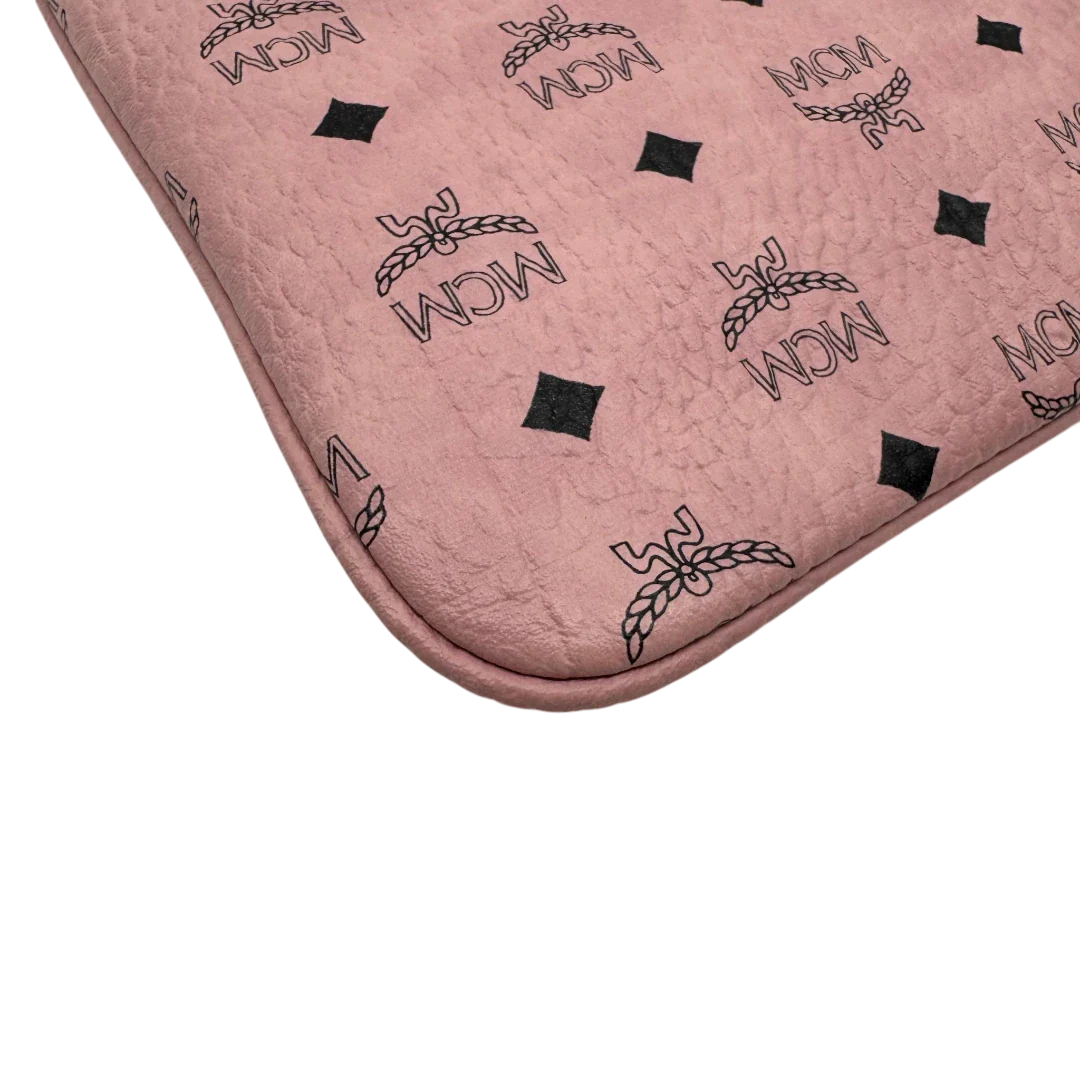 https://cdn.shopify.com/s/files/1/0564/9376/8855/files/MCM_Pochette_visetos_rosa_vintage1307.webp?v=1778833128