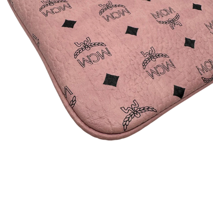 https://cdn.shopify.com/s/files/1/0564/9376/8855/files/MCM_Pochette_visetos_rosa_vintage1307.webp?v=1778833128