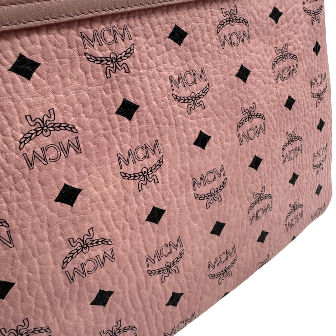 https://cdn.shopify.com/s/files/1/0564/9376/8855/files/MCM_Pochette_visetos_rosa_vintage1312.webp?v=1778833129