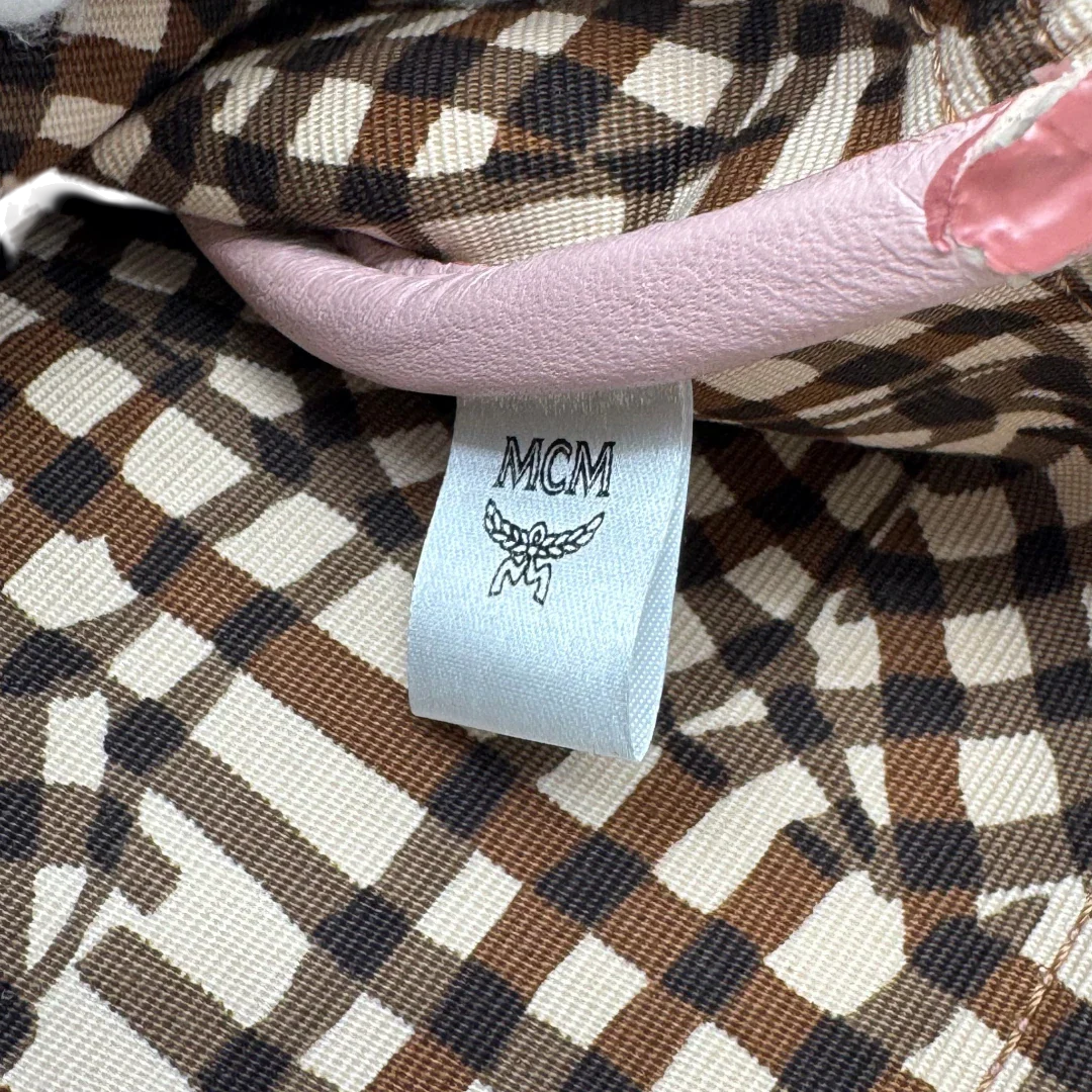 https://cdn.shopify.com/s/files/1/0564/9376/8855/files/MCM_Pochette_visetos_rosa_vintage1315.webp?v=1778833129