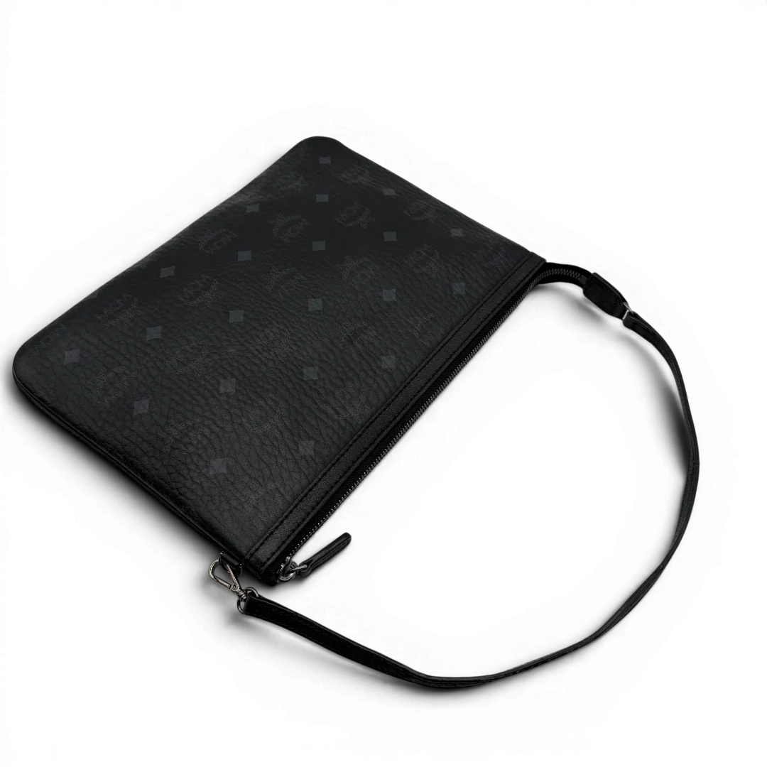 https://cdn.shopify.com/s/files/1/0564/9376/8855/files/MCM_Pochette_visetos_schwarz_10.webp?v=1781855869