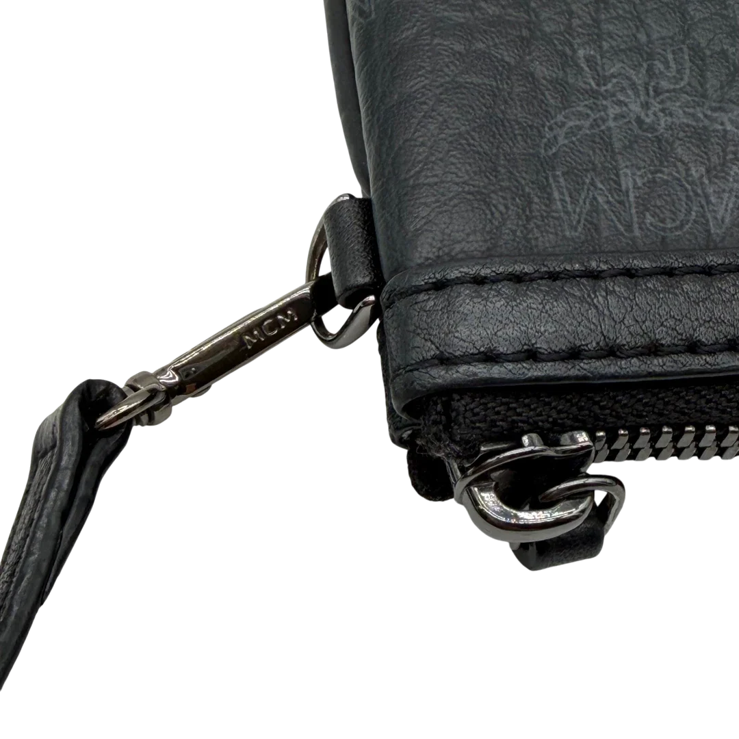 https://cdn.shopify.com/s/files/1/0564/9376/8855/files/MCM_Pochette_visetos_schwarz_11.webp?v=1781855869