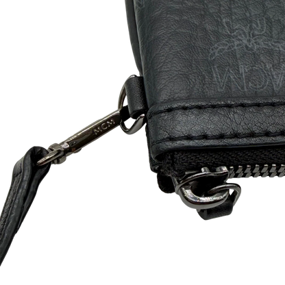 https://cdn.shopify.com/s/files/1/0564/9376/8855/files/MCM_Pochette_visetos_schwarz_11.webp?v=1781855869