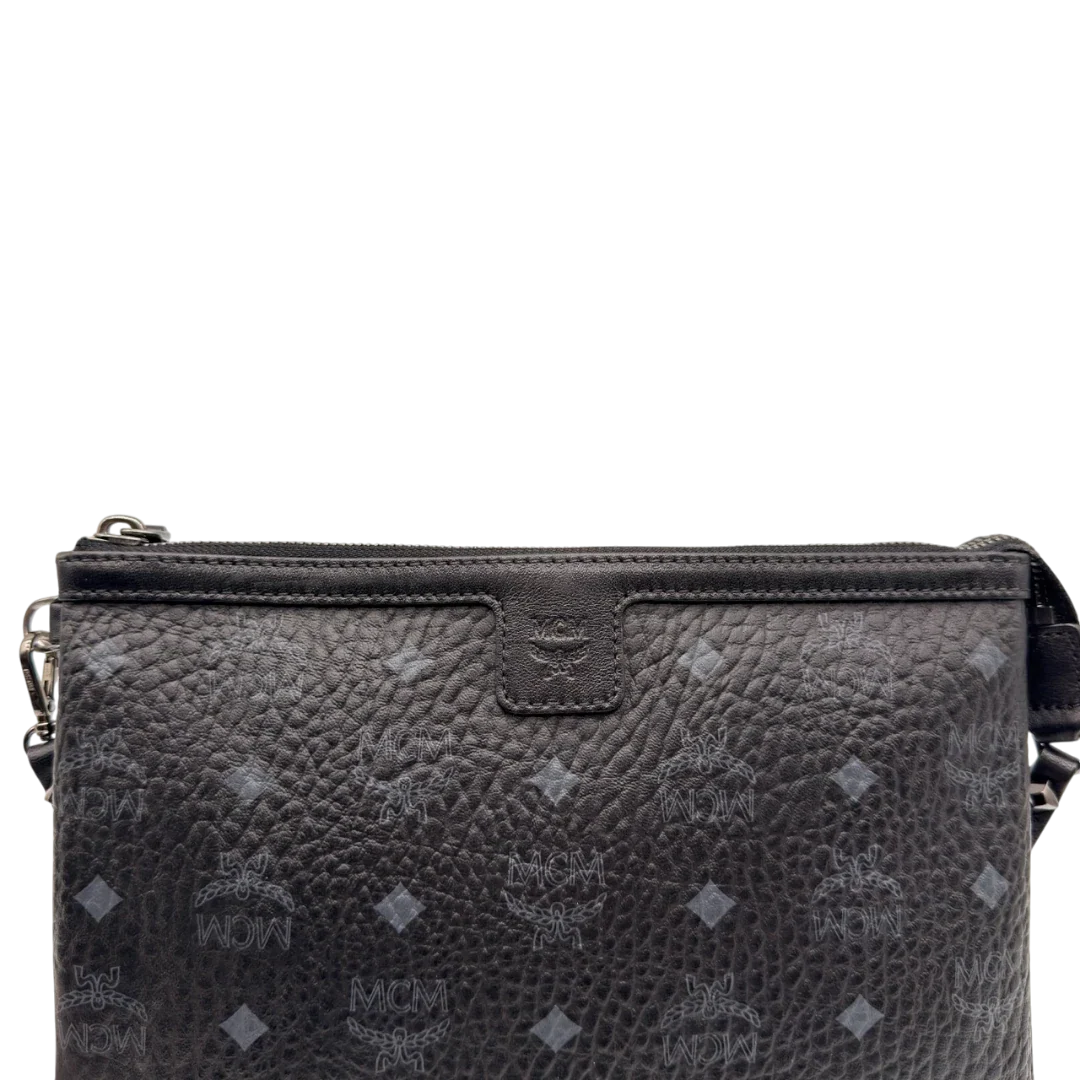 https://cdn.shopify.com/s/files/1/0564/9376/8855/files/MCM_Pochette_visetos_schwarz_12_7cebf30c-4f42-4ef4-a521-5de0c7f48c37.webp?v=1784804649