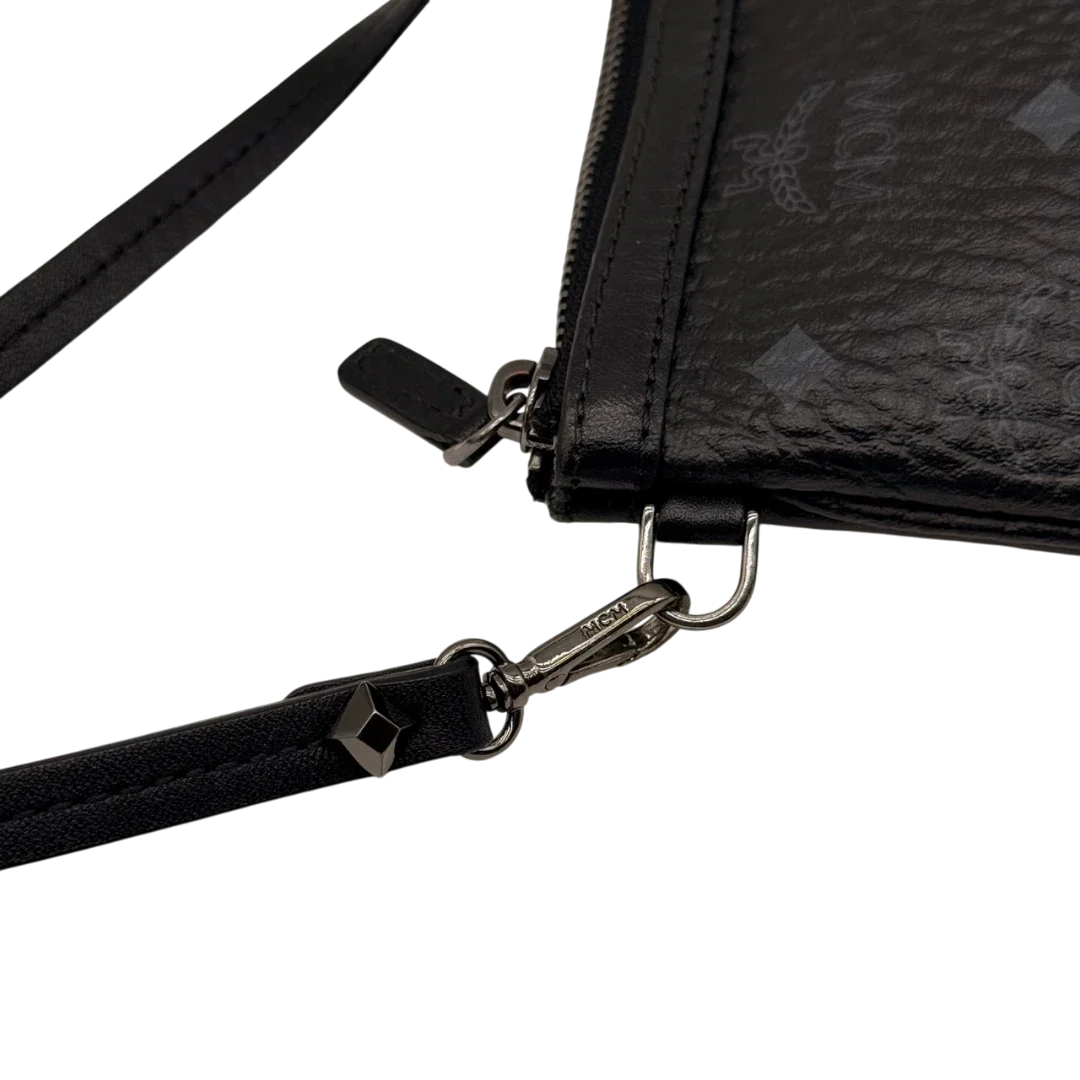 https://cdn.shopify.com/s/files/1/0564/9376/8855/files/MCM_Pochette_visetos_schwarz_14_cbe78bf3-a330-4c90-83a9-e09805b92acc.webp?v=1784804648