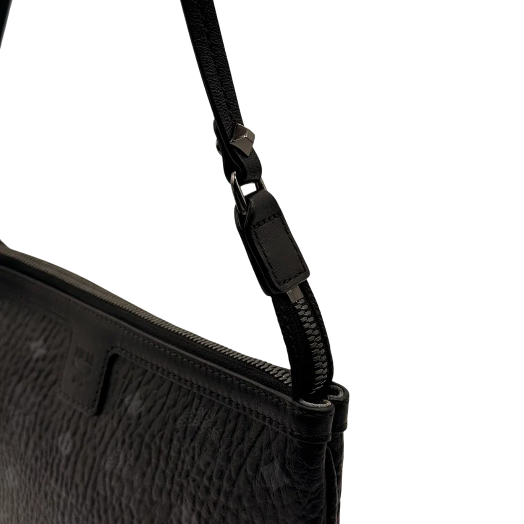 https://cdn.shopify.com/s/files/1/0564/9376/8855/files/MCM_Pochette_visetos_schwarz_15_354c909a-520a-4851-9b12-b525eb5678de.webp?v=1784804648