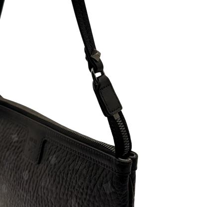 https://cdn.shopify.com/s/files/1/0564/9376/8855/files/MCM_Pochette_visetos_schwarz_15_354c909a-520a-4851-9b12-b525eb5678de.webp?v=1784804648