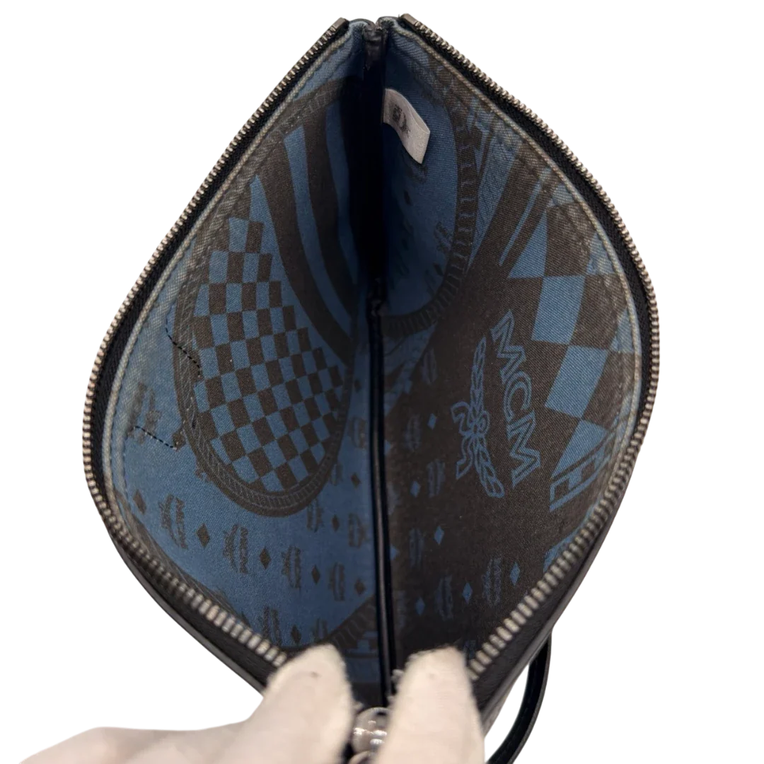 https://cdn.shopify.com/s/files/1/0564/9376/8855/files/MCM_Pochette_visetos_schwarz_16_e64ebac9-ca1c-4190-814f-6e764dad3b3c.webp?v=1784804648