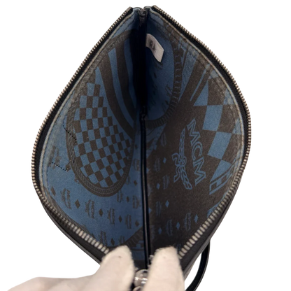 https://cdn.shopify.com/s/files/1/0564/9376/8855/files/MCM_Pochette_visetos_schwarz_16_e64ebac9-ca1c-4190-814f-6e764dad3b3c.webp?v=1784804648