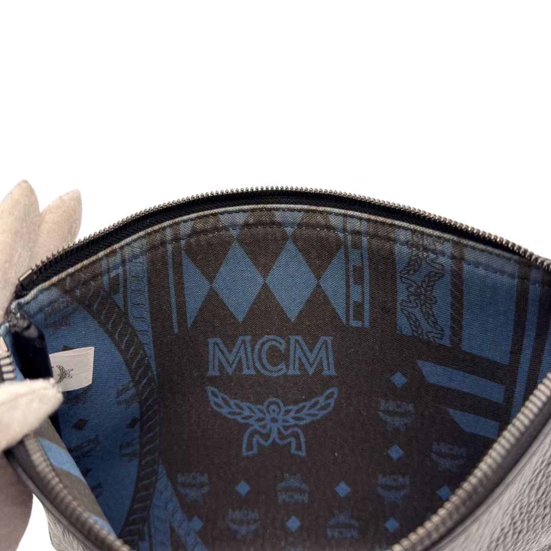 https://cdn.shopify.com/s/files/1/0564/9376/8855/files/MCM_Pochette_visetos_schwarz_17.webp?v=1784804648