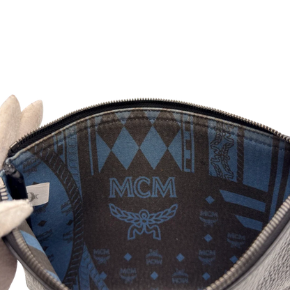 https://cdn.shopify.com/s/files/1/0564/9376/8855/files/MCM_Pochette_visetos_schwarz_17.webp?v=1784804648