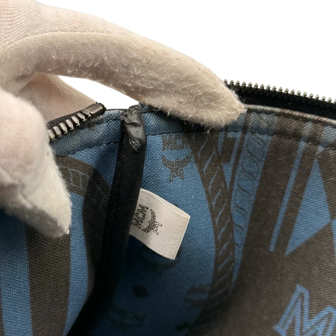 https://cdn.shopify.com/s/files/1/0564/9376/8855/files/MCM_Pochette_visetos_schwarz_18.webp?v=1784804648