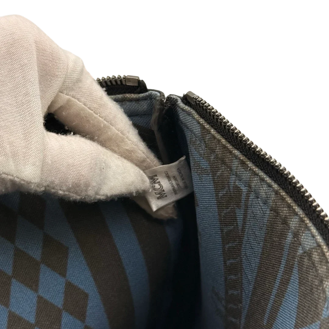 https://cdn.shopify.com/s/files/1/0564/9376/8855/files/MCM_Pochette_visetos_schwarz_19.webp?v=1784804649