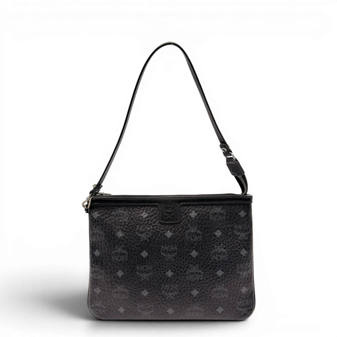 https://cdn.shopify.com/s/files/1/0564/9376/8855/files/MCM_Pochette_visetos_schwarz_1_a6d86ef3-9789-40dc-b76b-e644e48c8692.webp?v=1784804648