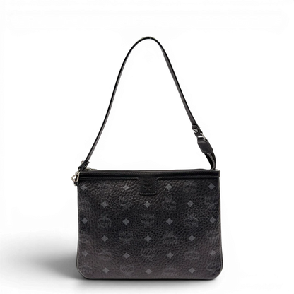 https://cdn.shopify.com/s/files/1/0564/9376/8855/files/MCM_Pochette_visetos_schwarz_1_a6d86ef3-9789-40dc-b76b-e644e48c8692.webp?v=1784804648