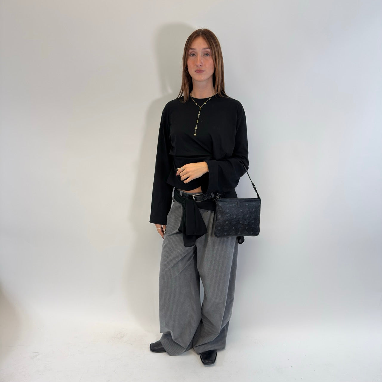 https://cdn.shopify.com/s/files/1/0564/9376/8855/files/MCM_Pochette_visetos_schwarz_21.jpg?v=1784804648