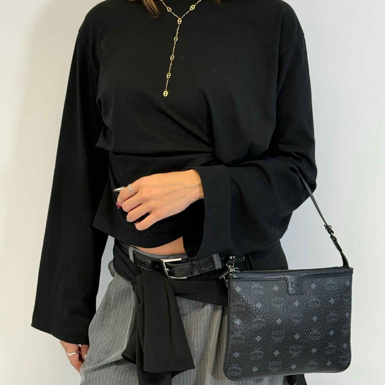https://cdn.shopify.com/s/files/1/0564/9376/8855/files/MCM_Pochette_visetos_schwarz_22.jpg?v=1784804649