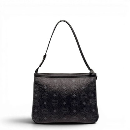 https://cdn.shopify.com/s/files/1/0564/9376/8855/files/MCM_Pochette_visetos_schwarz_2_c4f69125-a43a-4b1f-b5dd-70700538bc22.webp?v=1784804648