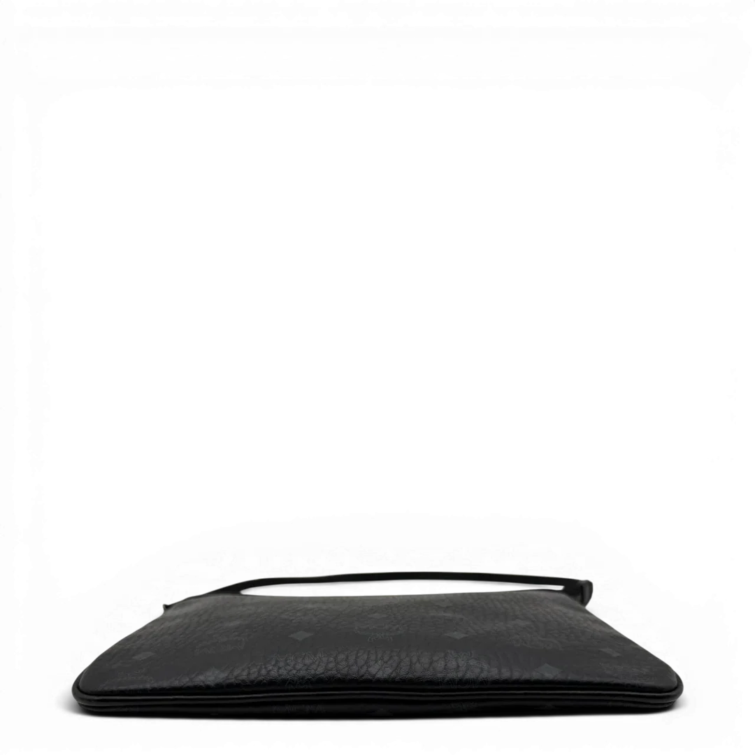 https://cdn.shopify.com/s/files/1/0564/9376/8855/files/MCM_Pochette_visetos_schwarz_5.webp?v=1781855868