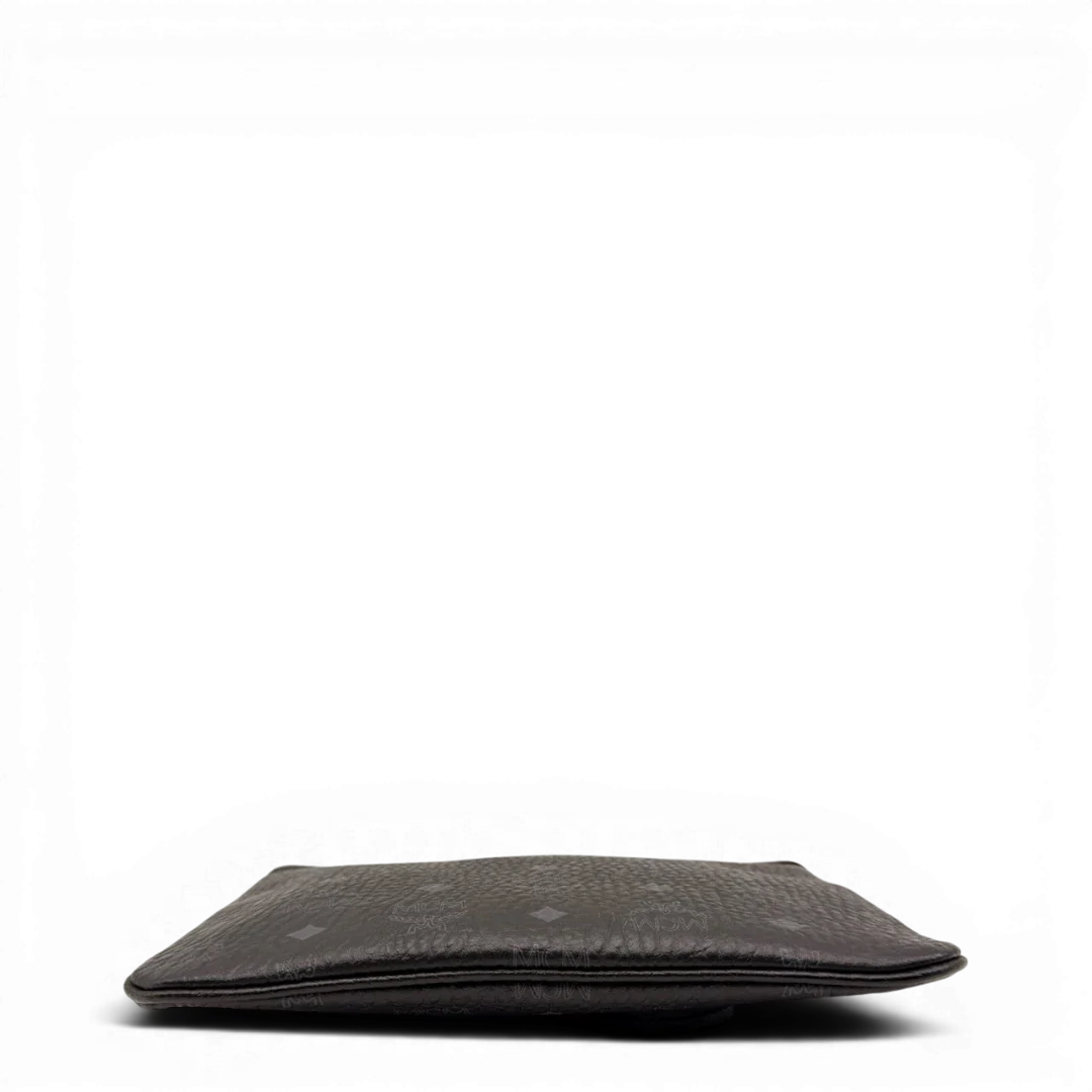 https://cdn.shopify.com/s/files/1/0564/9376/8855/files/MCM_Pochette_visetos_schwarz_5_e9a049ac-1a4d-42a0-956c-04c7e53fef79.webp?v=1784804648