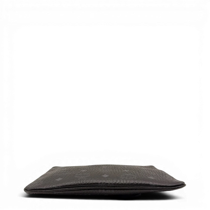https://cdn.shopify.com/s/files/1/0564/9376/8855/files/MCM_Pochette_visetos_schwarz_5_e9a049ac-1a4d-42a0-956c-04c7e53fef79.webp?v=1784804648
