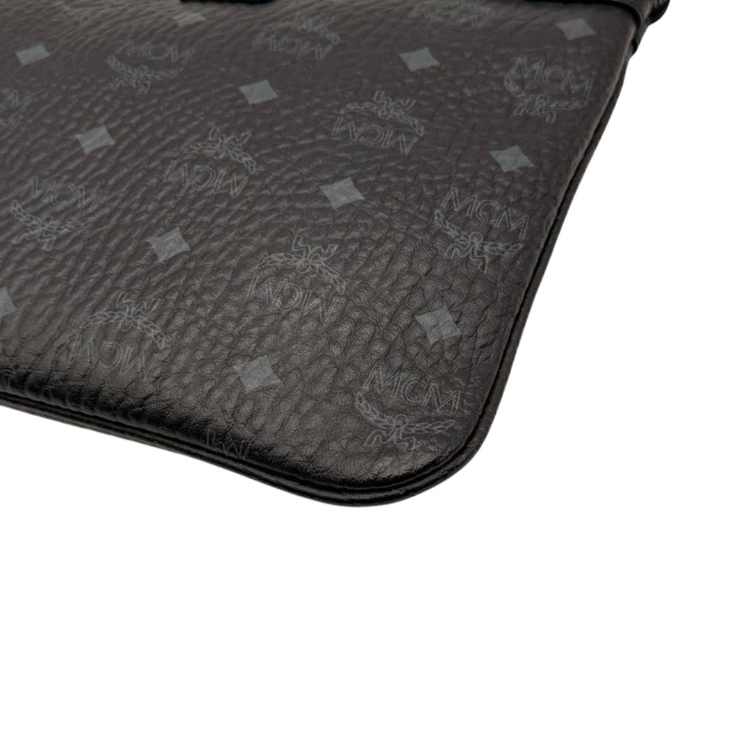 https://cdn.shopify.com/s/files/1/0564/9376/8855/files/MCM_Pochette_visetos_schwarz_6_89cd1e7c-becb-419b-a4dd-80445f4ecf43.webp?v=1784804648