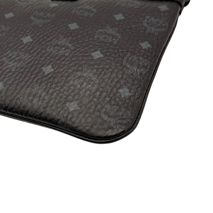 https://cdn.shopify.com/s/files/1/0564/9376/8855/files/MCM_Pochette_visetos_schwarz_6_89cd1e7c-becb-419b-a4dd-80445f4ecf43.webp?v=1784804648