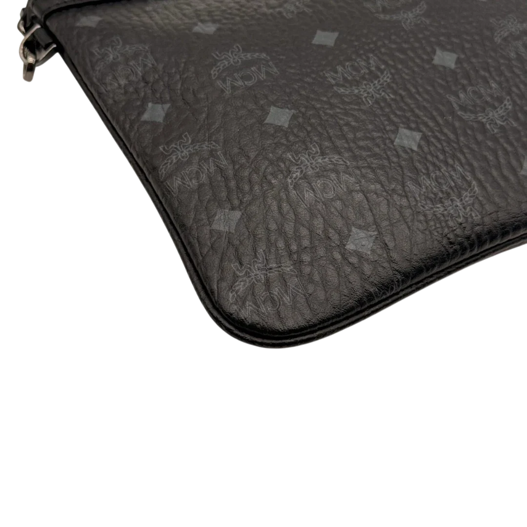 https://cdn.shopify.com/s/files/1/0564/9376/8855/files/MCM_Pochette_visetos_schwarz_7_5213ade3-da7c-4130-8228-0fb05dce180f.webp?v=1784804648