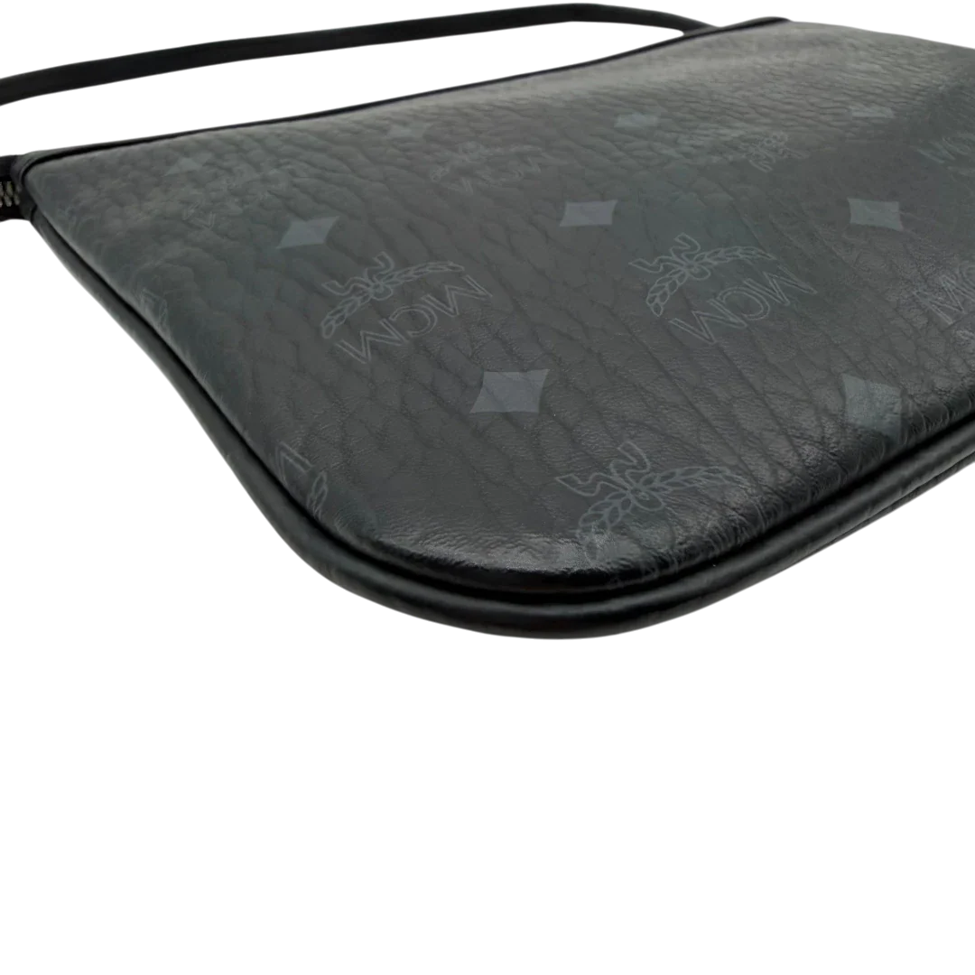 https://cdn.shopify.com/s/files/1/0564/9376/8855/files/MCM_Pochette_visetos_schwarz_8.webp?v=1781855869