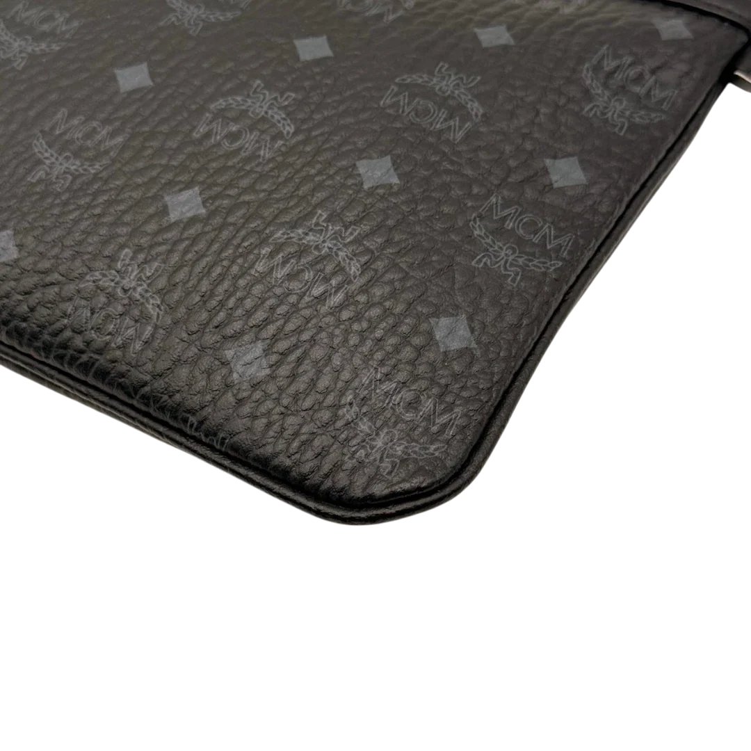 https://cdn.shopify.com/s/files/1/0564/9376/8855/files/MCM_Pochette_visetos_schwarz_8_d117da3d-63e1-4563-a755-895ac1b756bc.webp?v=1784804648