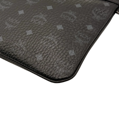https://cdn.shopify.com/s/files/1/0564/9376/8855/files/MCM_Pochette_visetos_schwarz_8_d117da3d-63e1-4563-a755-895ac1b756bc.webp?v=1784804648