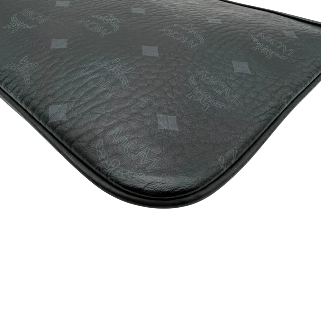 https://cdn.shopify.com/s/files/1/0564/9376/8855/files/MCM_Pochette_visetos_schwarz_9.webp?v=1781855869