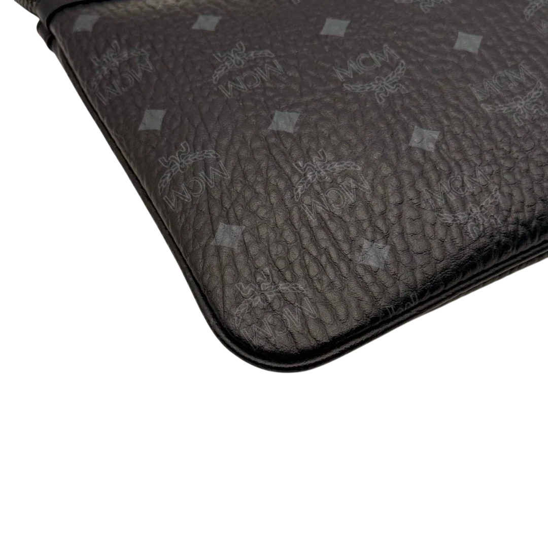 https://cdn.shopify.com/s/files/1/0564/9376/8855/files/MCM_Pochette_visetos_schwarz_9_73302a75-08f0-4286-9c3f-8972e2b1dc89.webp?v=1784804648