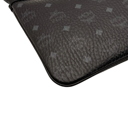 https://cdn.shopify.com/s/files/1/0564/9376/8855/files/MCM_Pochette_visetos_schwarz_9_73302a75-08f0-4286-9c3f-8972e2b1dc89.webp?v=1784804648