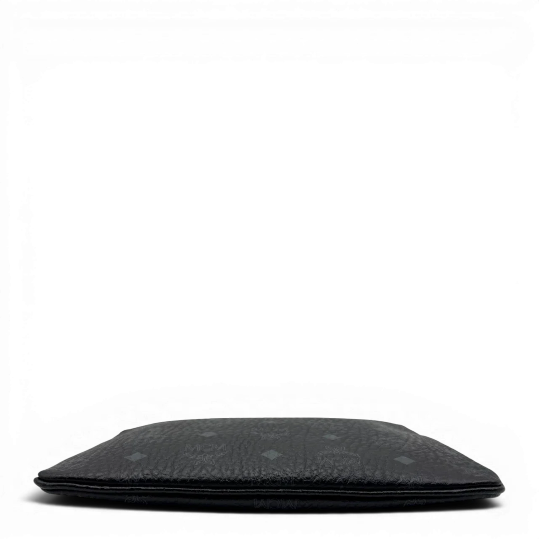 https://cdn.shopify.com/s/files/1/0564/9376/8855/files/MCM_Pochette_visetos_schwarz_vintage1793.webp?v=1779406675