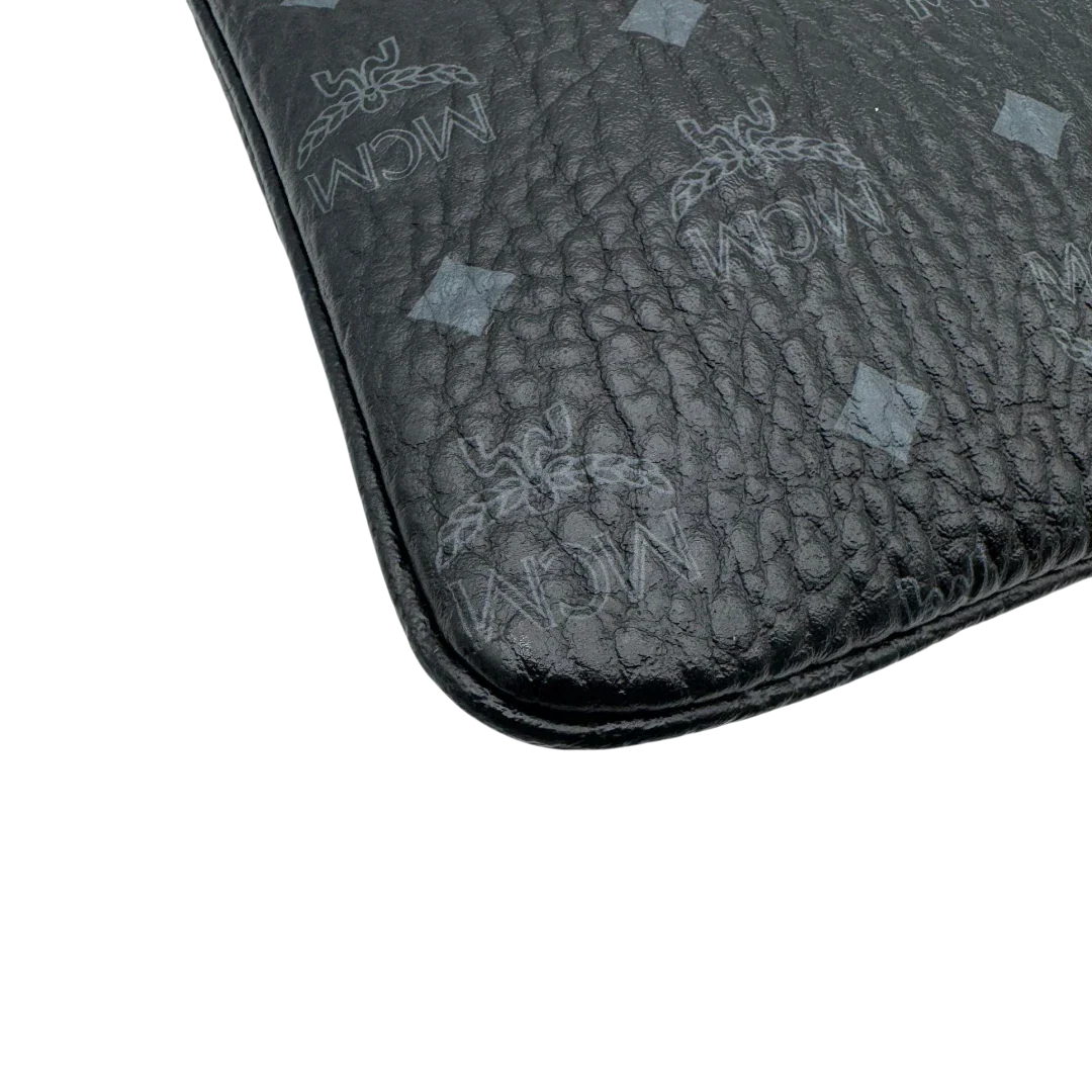 https://cdn.shopify.com/s/files/1/0564/9376/8855/files/MCM_Pochette_visetos_schwarz_vintage1794.webp?v=1779406675
