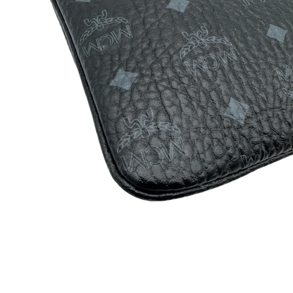 https://cdn.shopify.com/s/files/1/0564/9376/8855/files/MCM_Pochette_visetos_schwarz_vintage1794.webp?v=1779406675