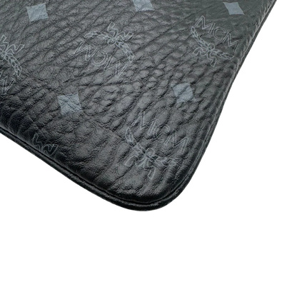 https://cdn.shopify.com/s/files/1/0564/9376/8855/files/MCM_Pochette_visetos_schwarz_vintage1795.webp?v=1779406676
