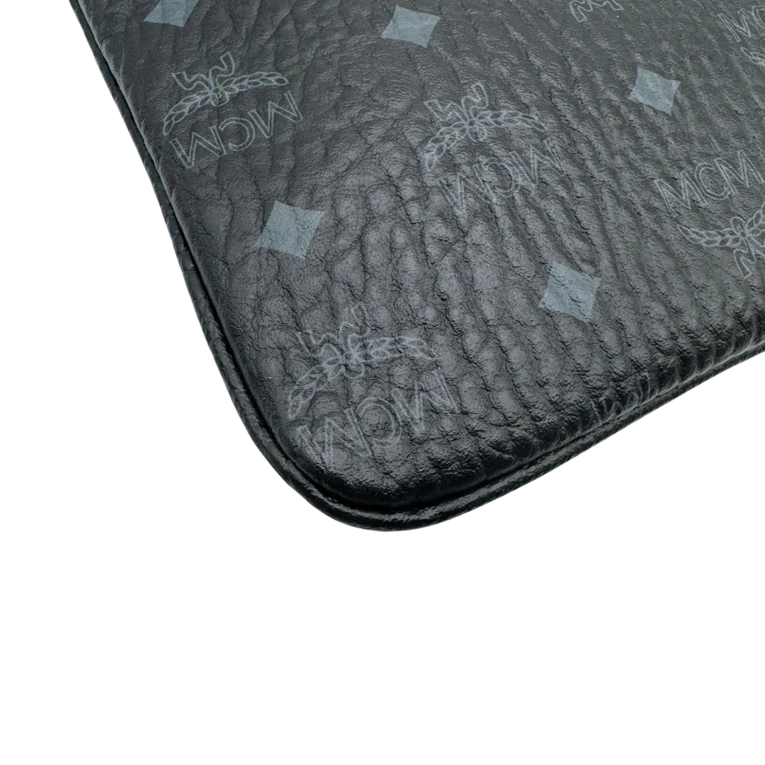 https://cdn.shopify.com/s/files/1/0564/9376/8855/files/MCM_Pochette_visetos_schwarz_vintage1796.webp?v=1779406675