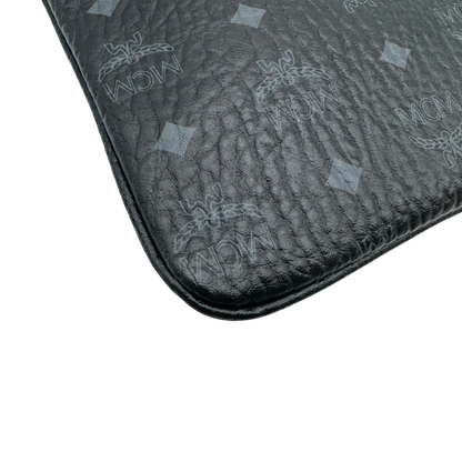https://cdn.shopify.com/s/files/1/0564/9376/8855/files/MCM_Pochette_visetos_schwarz_vintage1796.webp?v=1779406675