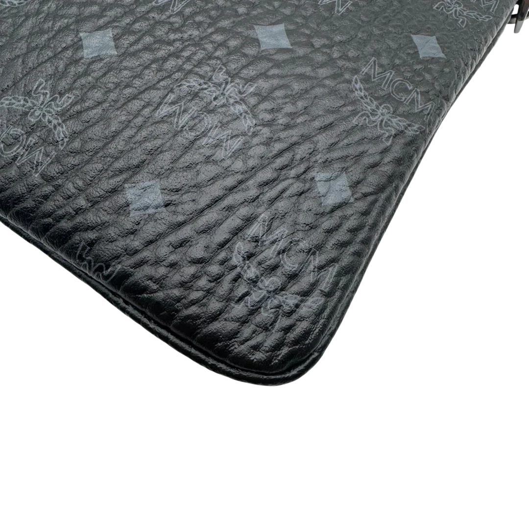 https://cdn.shopify.com/s/files/1/0564/9376/8855/files/MCM_Pochette_visetos_schwarz_vintage1797.webp?v=1779406676