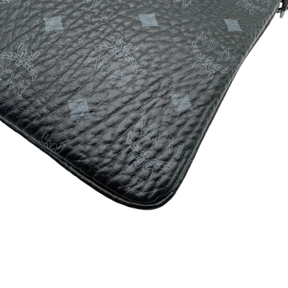 https://cdn.shopify.com/s/files/1/0564/9376/8855/files/MCM_Pochette_visetos_schwarz_vintage1797.webp?v=1779406676