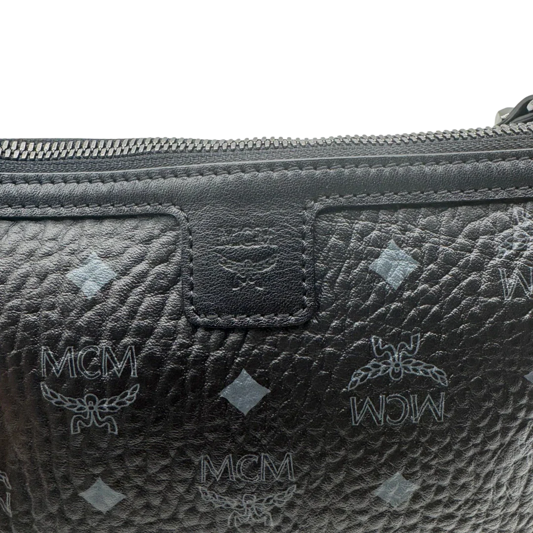 https://cdn.shopify.com/s/files/1/0564/9376/8855/files/MCM_Pochette_visetos_schwarz_vintage1799.webp?v=1779406676