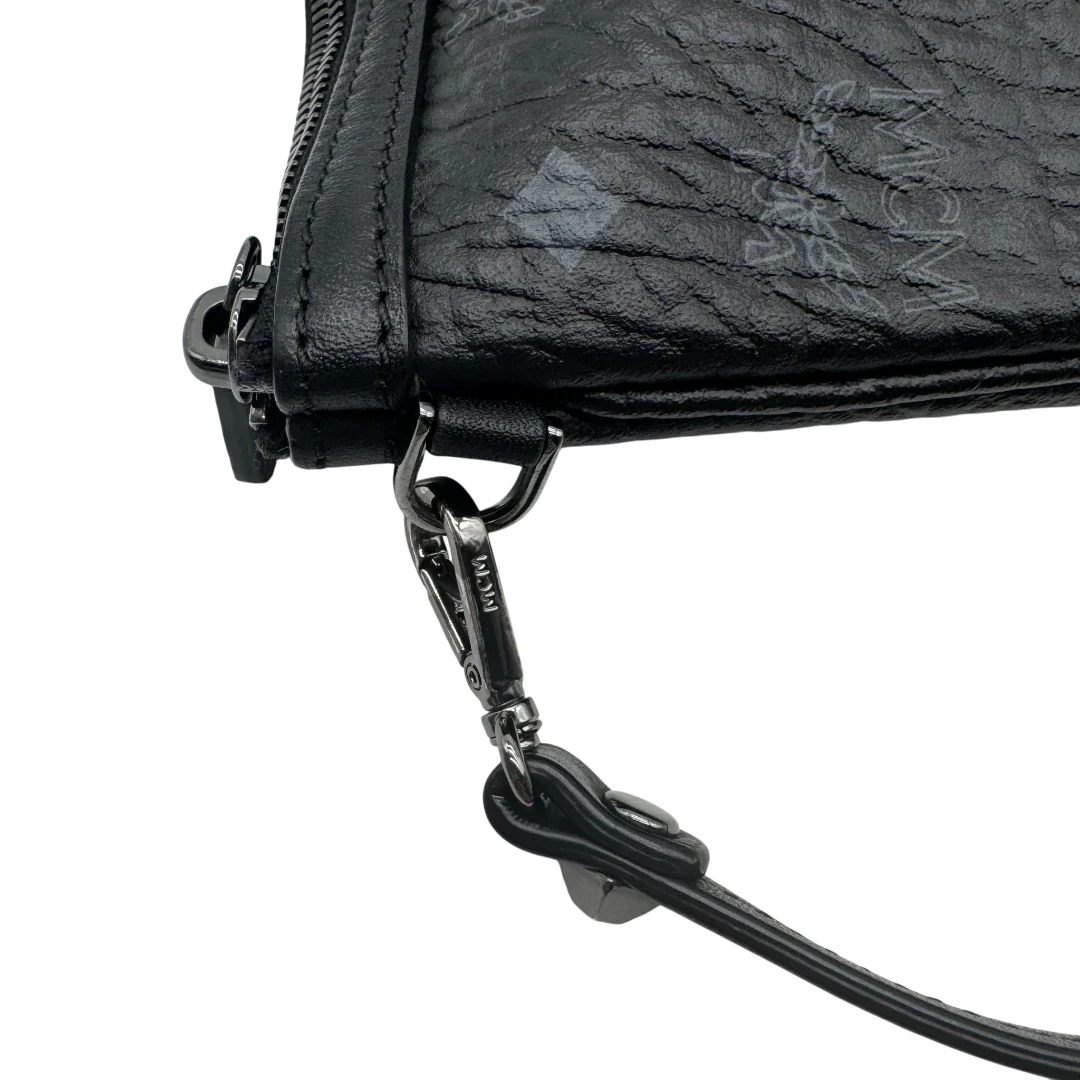 https://cdn.shopify.com/s/files/1/0564/9376/8855/files/MCM_Pochette_visetos_schwarz_vintage1800.webp?v=1779406675