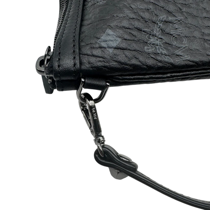 https://cdn.shopify.com/s/files/1/0564/9376/8855/files/MCM_Pochette_visetos_schwarz_vintage1800.webp?v=1779406675
