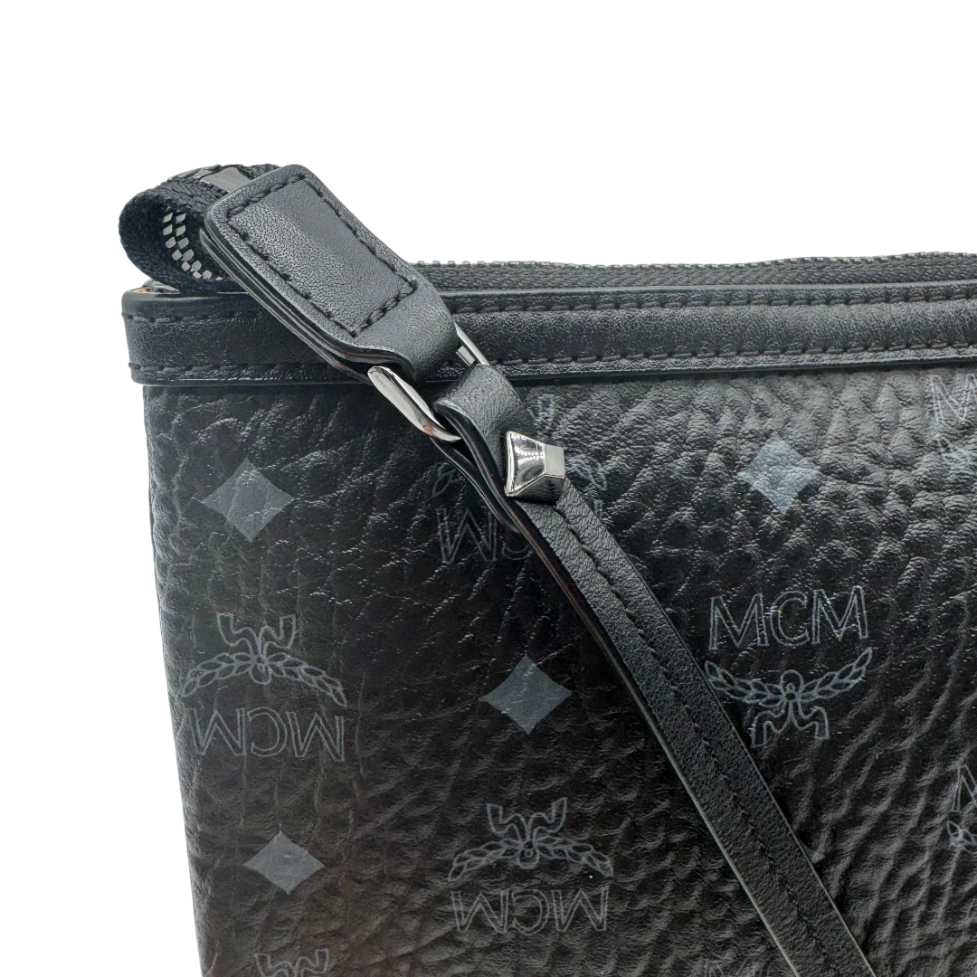 https://cdn.shopify.com/s/files/1/0564/9376/8855/files/MCM_Pochette_visetos_schwarz_vintage1801.webp?v=1779406676