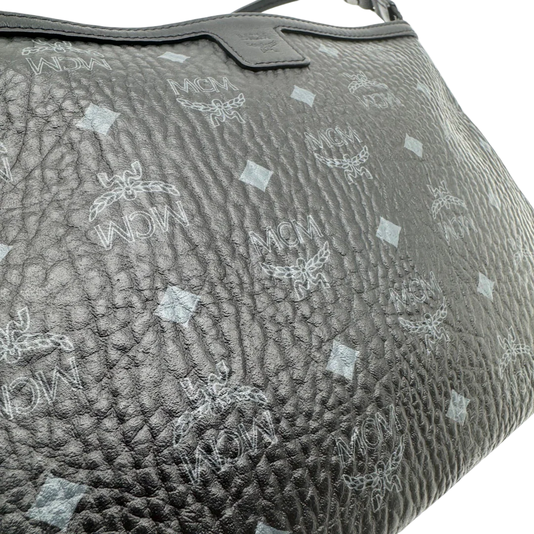https://cdn.shopify.com/s/files/1/0564/9376/8855/files/MCM_Pochette_visetos_schwarz_vintage1802.webp?v=1779406676