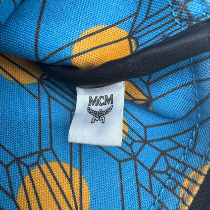 https://cdn.shopify.com/s/files/1/0564/9376/8855/files/MCM_Pochette_visetos_schwarz_vintage1804.webp?v=1779406676