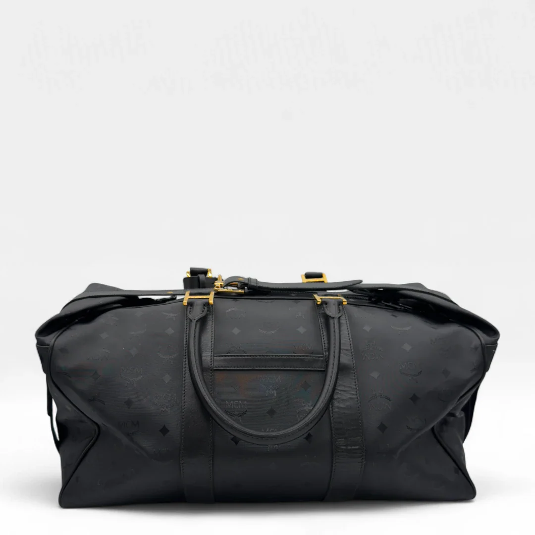 https://cdn.shopify.com/s/files/1/0564/9376/8855/files/MCM_Reisetasche_50_PVC_mit_Umhangegurt_monogram_schwarz_Vintage_luxury_MCM_Dufflebag4969.webp?v=1754500863